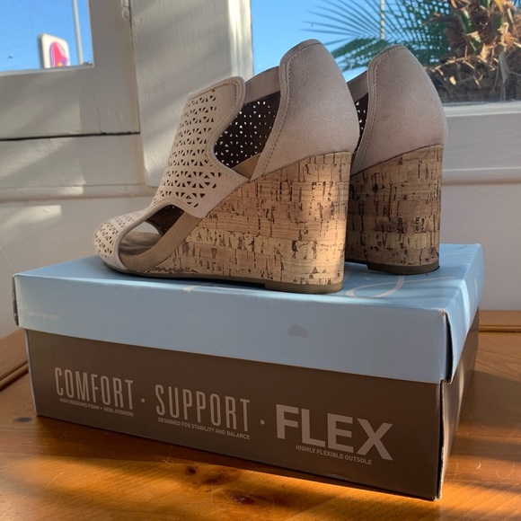 Blush suede wedges - Picture 4 of 9